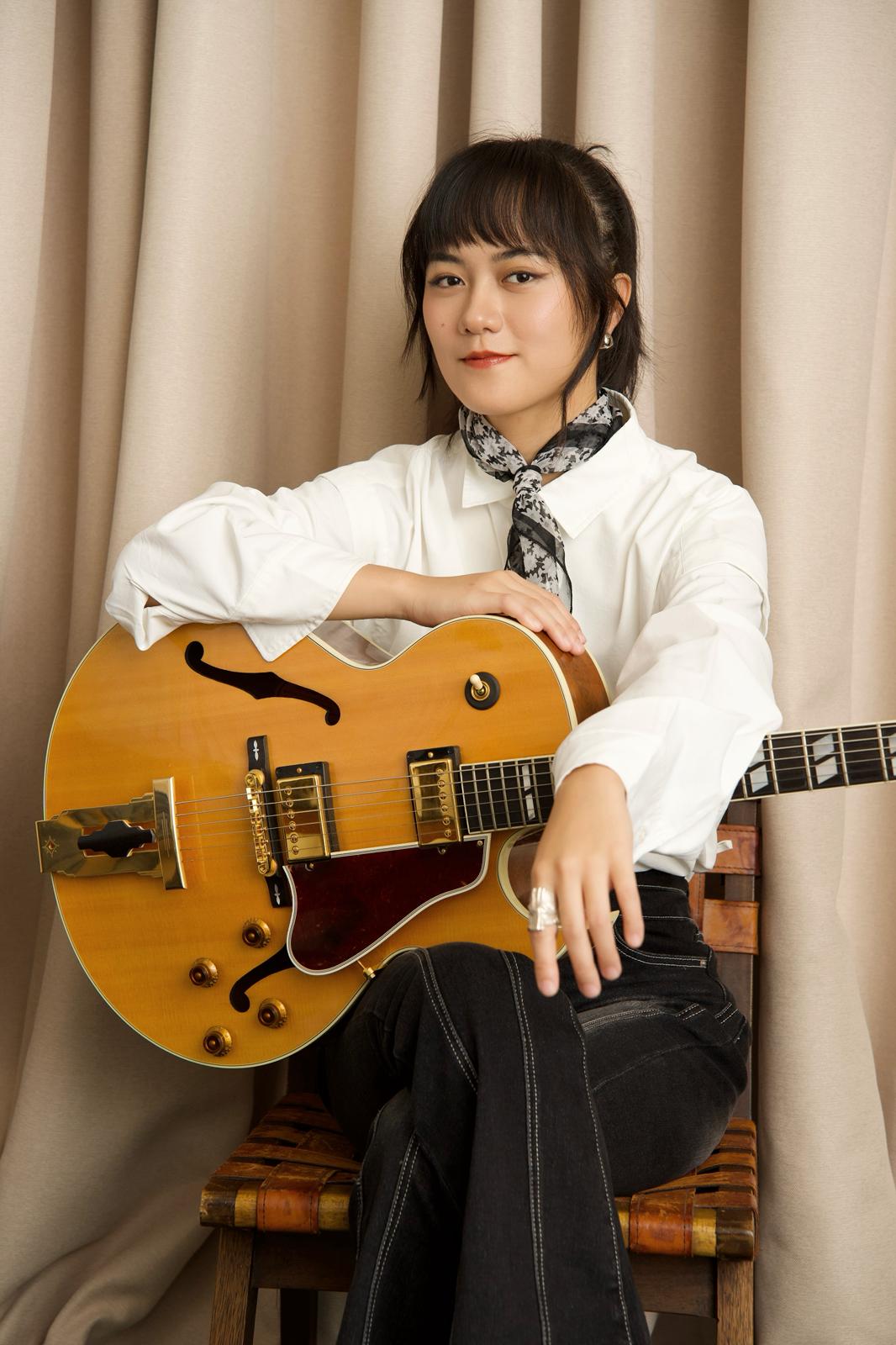 Ponpon Chen playing jazz guitar
