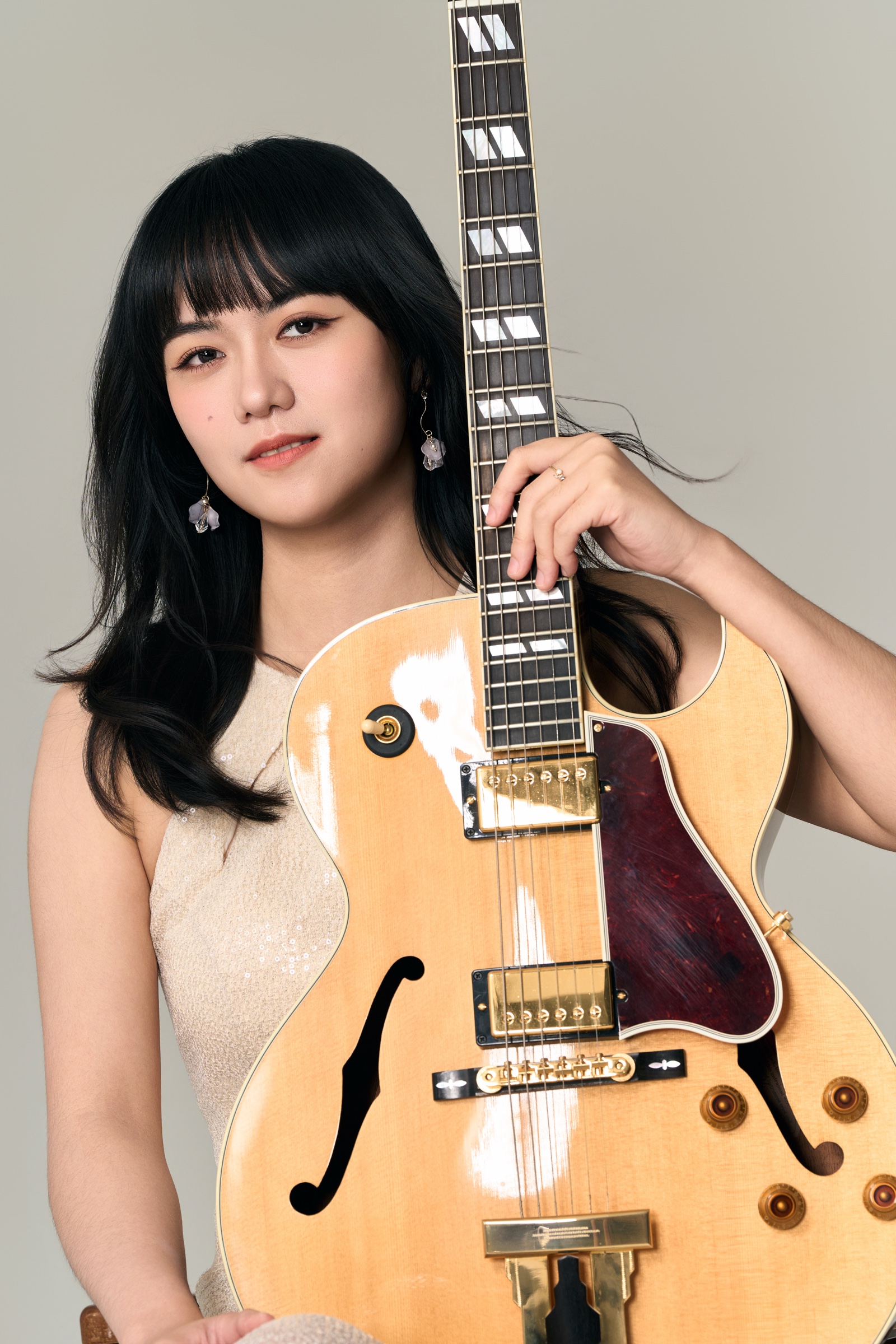 Ponpon Chen posing with her jazz guitar